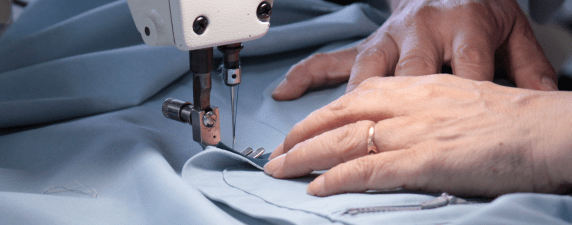 ベテラン従業員による手作業